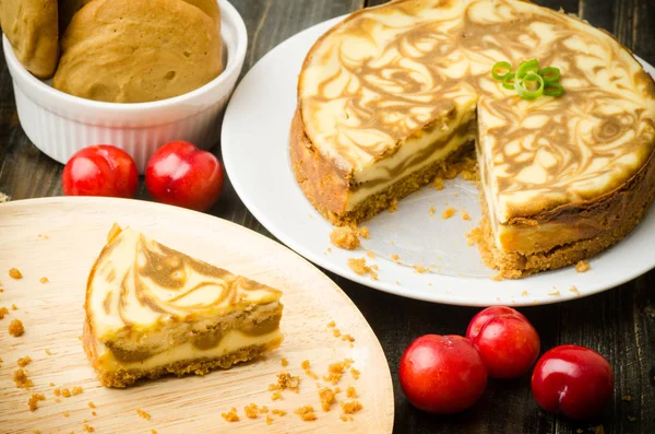 Bolo de queijo de mármore de café caseiro — Fotografia de Stock