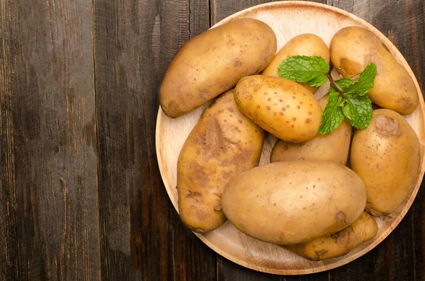 Syrové brambory na dřevěné nádobí pro vaření — Stock fotografie