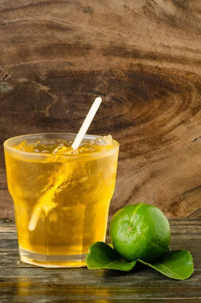 Es teh lemon dengan latar belakang kayu, minuman sehat — Stok Foto