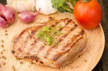 Sebzeli ızgara domuz. 