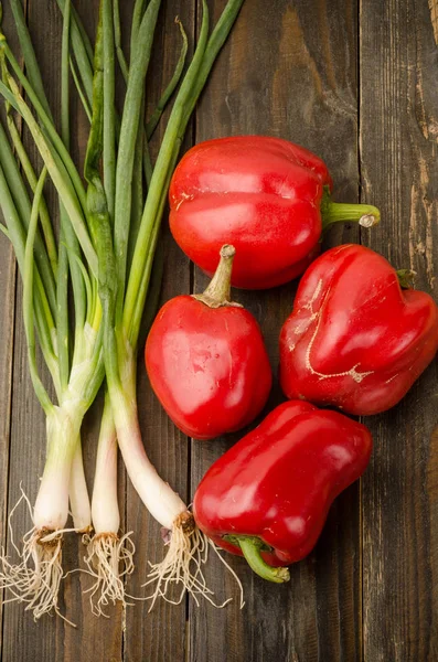 Червоний болгарський перець і весняна цибуля — стокове фото