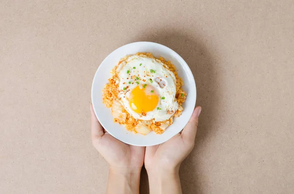 Kimchi arroz frito com ovo frito (comida coreana ) — Fotografia de Stock