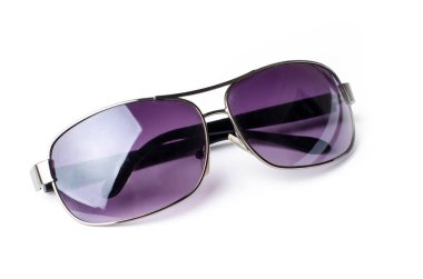 Beyaz arka plan üzerinde kadın güneş gözlüğü