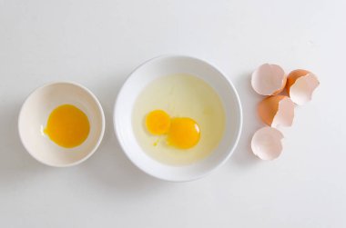 Taze yumurta sarısı bir kapta hazırlamak yemek pişirmek için