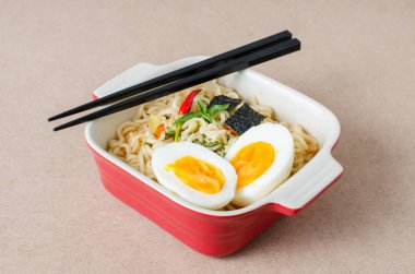 Haşlanmış yumurta ve deniz yosunu ile anlık erişte 