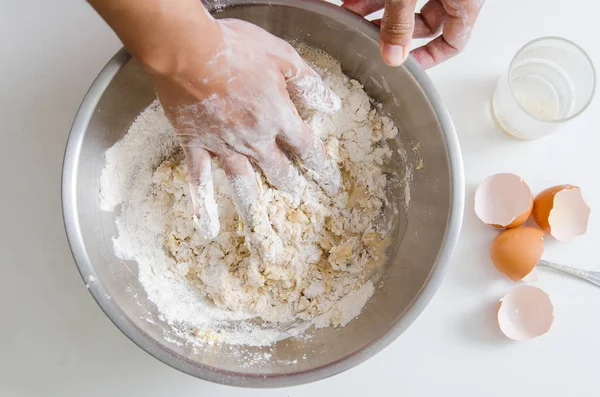 Handmischung von Hefe, Eigelb, Zucker und Mehl in einer Schüssel — Stockfoto