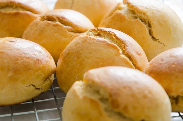 Roti buatan sendiri di rak memasak — Stok Foto