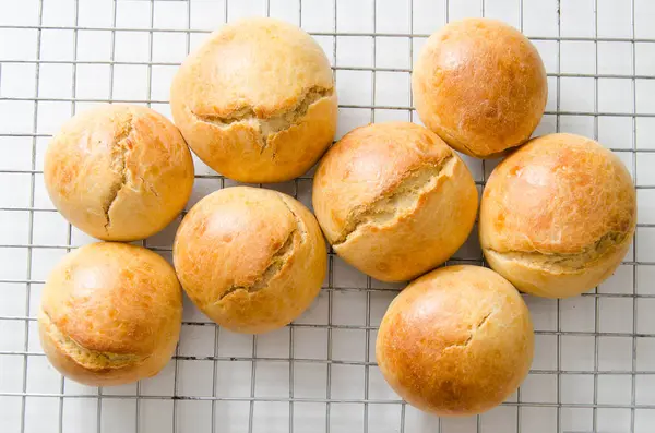 Bollos caseros en el estante de cocina — Foto de Stock