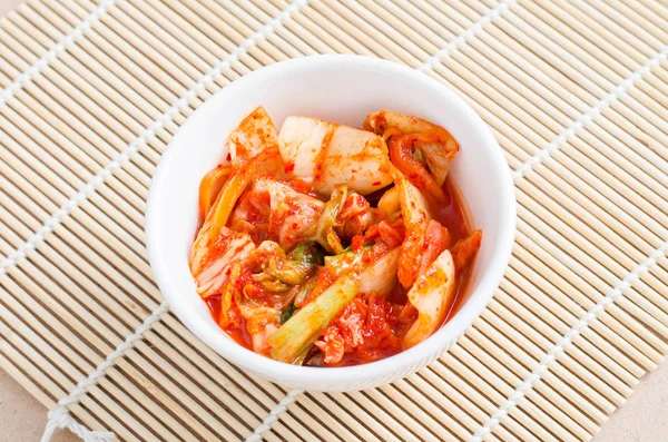 Bir kasede Kimchi lahana (Kore yemeği) 