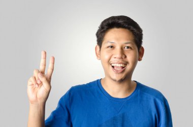 Asya adam gösterilen ikinci gri arka plan üzerinde izole