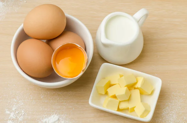 Jaune d'oeuf beurre et lait, Ingrédients alimentaires pour la cuisson de boulangerie — Photo