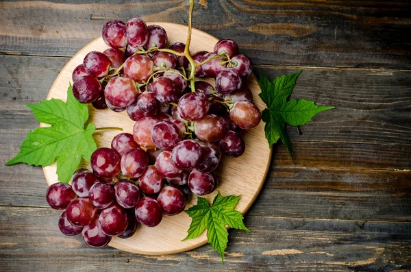Red grapes for eating on wooden background — Stock Photo, Image