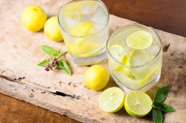 Buz ve taze dilim cam limon ile soğuk limonata 