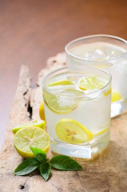 Buz ve taze dilim cam limon ile soğuk limonata 
