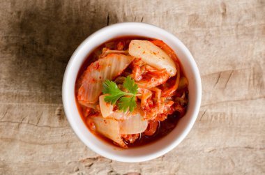Bir kasede Kimchi lahana (Kore yemeği) 