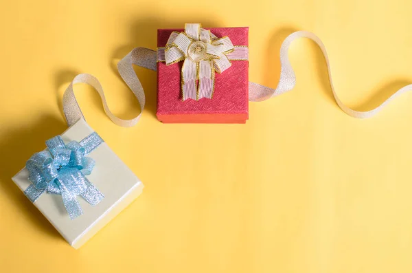 Caja de regalo sobre fondo amarillo para regalar en vacaciones — Foto de Stock