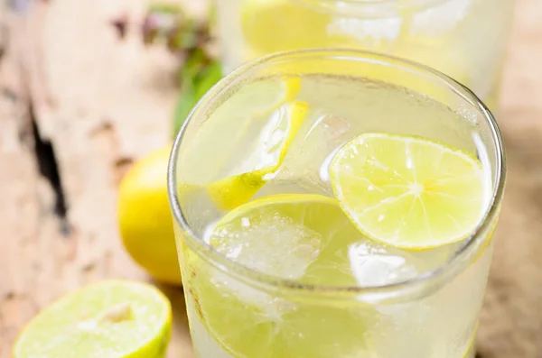 Limonada fría con hielo y limón fresco en rodajas en el vaso —  Fotos de Stock