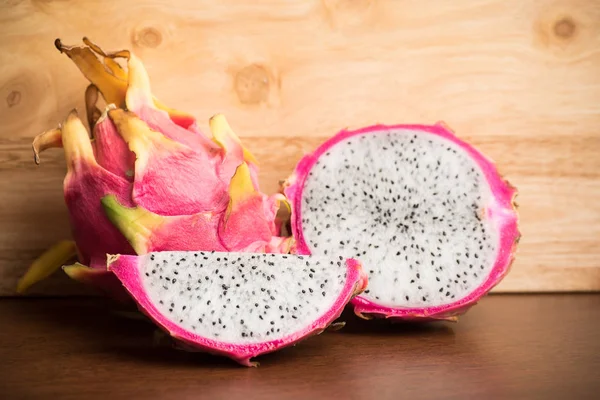 Frutta del drago su sfondo di legno per mangiare, Frutta tropicale — Foto Stock
