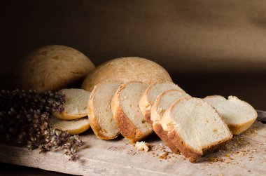 Rustik ahşap, ev yapımı ekmek pişirme dilimlenmiş ekmek 