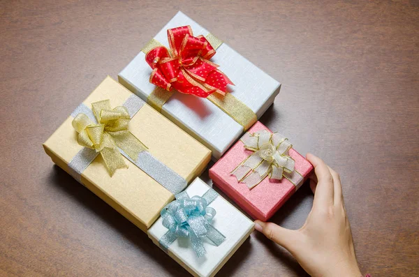 Caja de regalo colorida sobre fondo de madera para dar en días festivos — Foto de Stock