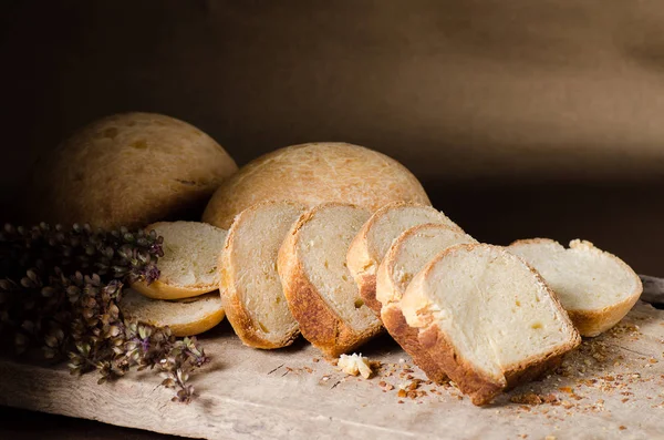 Rustik ahşap, ev yapımı ekmek pişirme dilimlenmiş ekmek 