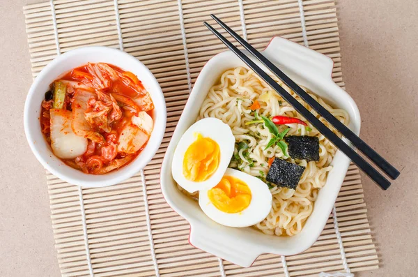 Anlık erişte ve kimchi lahana, Kore yemeği