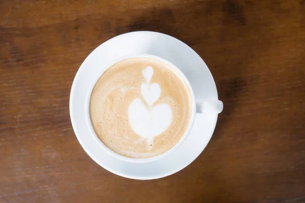 Tasse Latte-Art-Kaffee auf Holztisch — Stockfoto