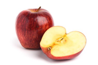 Beyaz arkaplanda kırmızı elma meyvesi izole