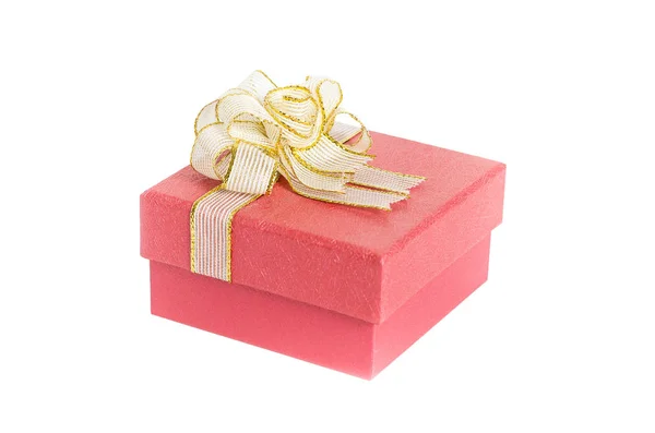 Caja de regalo roja decorada con cinta dorada aislada sobre fondo blanco — Foto de Stock