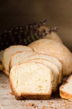 Rustik ahşap, ev yapımı ekmek pişirme dilimlenmiş ekmek