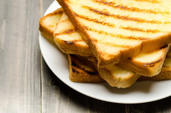 Pyszne tosty na biały danie i drewniane tła do jedzenia — Zdjęcie stockowe