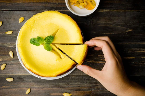 Gâteau au fromage à la citrouille sur fond bois, Boulangerie maison — Photo