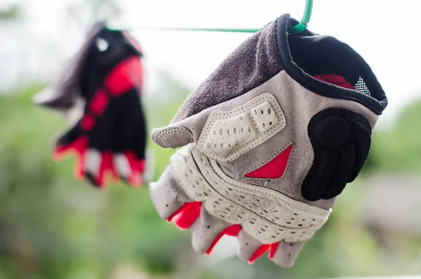 Сухая велосипедная перчатка висит на веревке — стоковое фото