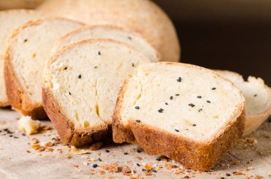 Rustik ahşap dilimlenmiş susam ekmek