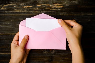 Pink elinde zarf ve boş beyaz kartı