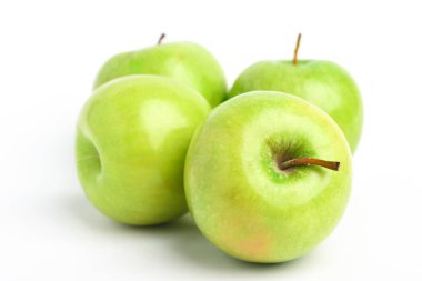 Yeşil elma meyve izole beyaz zemin üzerine