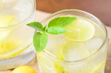 Buz ve taze dilim limon ile soğuk limonata