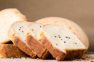 Rustik ahşap dilimlenmiş susam ekmek