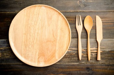 mutfak eşyaları (tahta kaşık, çatal, bıçak ve plaka) 