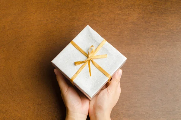 Caja de regalo en la mano para dar en días festivos — Foto de Stock