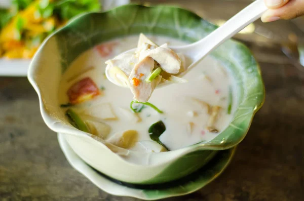 Thailändisches Essen, Kokosmilchsuppe mit Huhn in einer Schüssel — Stockfoto