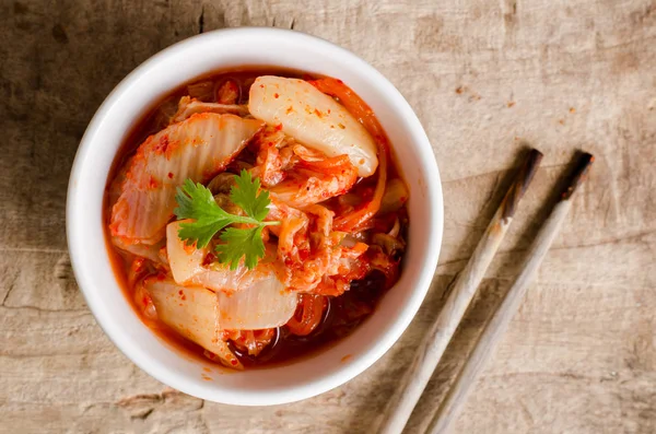 Kore yemeği, kimchi lahanası yemek çubuklarıyla dolu bir kasede.