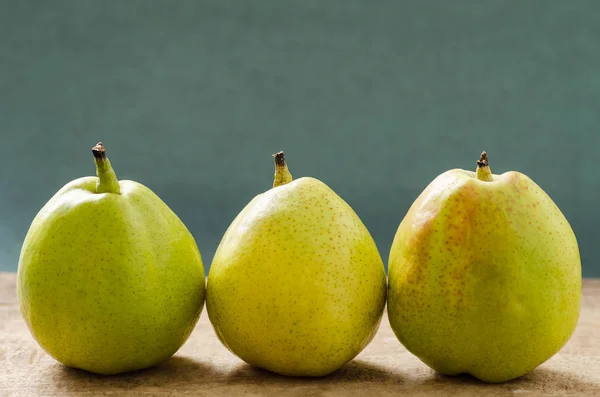 Fruta de pêras em fundo de madeira e verde, fruta saudável — Fotografia de Stock