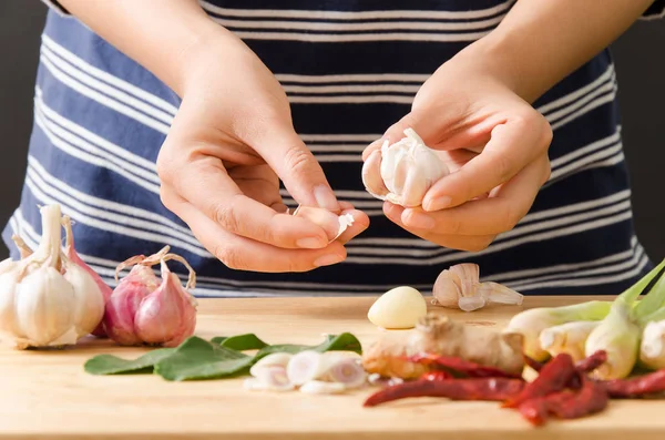 Frau schält Knoblauch von Hand zum Kochen — Stockfoto