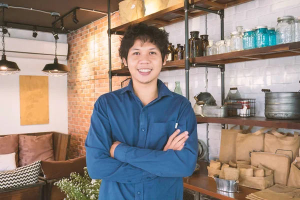 Kahve dükkanında ayakta portre Asyalı adam