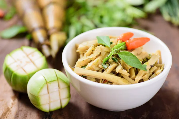 Comida tailandesa del norte (Yum Nor Mai), ensalada picante de brotes de bambú — Foto de Stock
