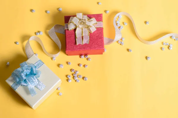 Caja de regalo sobre fondo amarillo para regalar en vacaciones — Foto de Stock