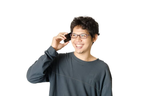 Азиатский человек говорит на смартфоне изолированы на белом фоне — стоковое фото