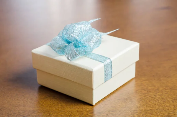 Caja de regalo de plata sobre fondo de madera — Foto de Stock