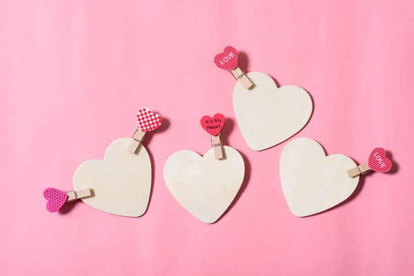 Pembe elbise mandal pembe bir arka plan üzerinde beyaz Kalpler — Stok fotoğraf